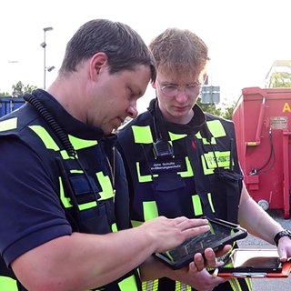 Zwei Feuerwehrleute sind in Leonberg unterwegs, um die Ursache für den mysteriösen Gestank zu finden.