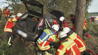 Verletzte Person wird zum Rettungshubschrauber getragen