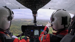 Bild aus dem Cockpit eines Rettungshubschraubers.