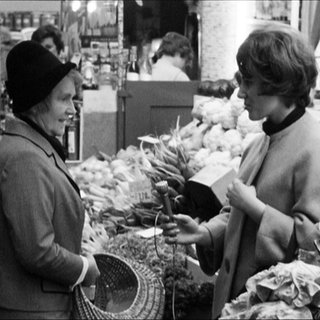 Zwei Frauen stehen 1962 an einem Gemüsestand in der Stuttgarter Markthalle.