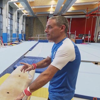 Dirk Walterspacher beim Training in der Turnhalle mit seinem Sohn