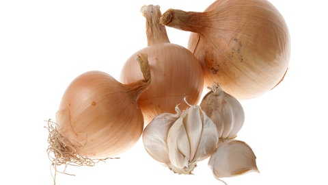 Zwiebel und Knoblauch | Diese Lebensmittel nicht einfrieren oder im Gefrierfach oder Tiefkühler lagern.