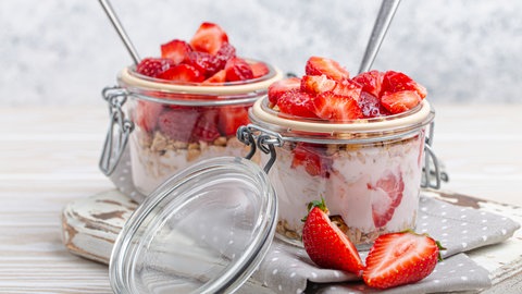 Doc Fischer: So gelingt gesunde Ernährung im stressigen Alltag | Müsli im Glas als Meal Prep