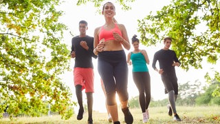 Männer und Frauen beim Joggen