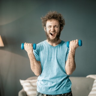 Ein Mann macht Sport mit Hanteln |  So fällt es Ihnen leichter, Ihre Gewohnheiten zu ändern