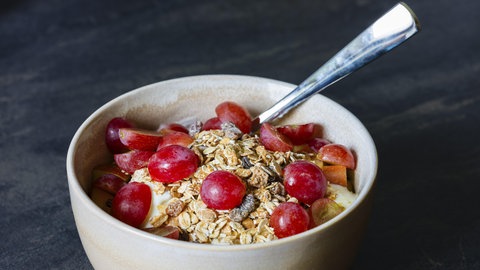 Wie gesund sind konventionelle Haferflocken? | Frisches selbstgemachtes Müsli mit Trauben und Haferflocken