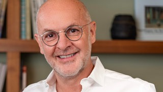 Dr. Nuri Alamuti, plastischer Chirurg aus Wiesbaden | Kundschaft für Schönheits-OPs wird immer jünger