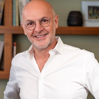 Dr. Nuri Alamuti, plastischer Chirurg aus Wiesbaden | Kundschaft für Schönheits-OPs wird immer jünger