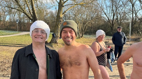 Wie gesund ist Eisbaden wirklich? | SWR1 Moderator Veit Berthold (r.) und Comedian Wigald Bohning (l.) haben bei einstelligen Temperaturen das Baden im Rhein ausprobiert.