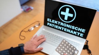 Ein Senior nutzt einen Laptop, um auf seine elektronische Patientenakte (EPA) zuzugreifen. (Fotomontage) | So könnt ihr die Sichtbarkeit eurer Daten in der elektronischen Patientenakte (ePA) steuern
