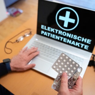 Ein Senior nutzt einen Laptop, um auf seine elektronische Patientenakte (EPA) zuzugreifen. (Fotomontage) | So könnt ihr die Sichtbarkeit eurer Daten in der elektronischen Patientenakte (ePA) steuern