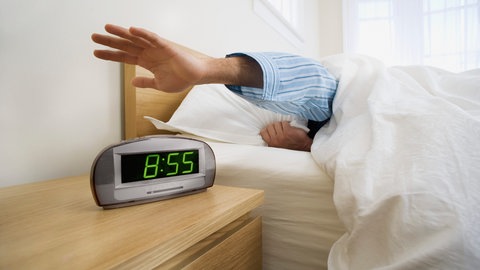 Darum ist snoozen so ungesund - Schlafforscher Hans-Günther Weeß