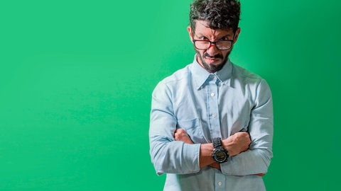 Wütender Mann mit verschränkten Armen | Wie Sie mit Wut umgehen können