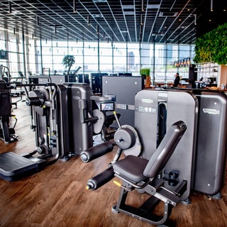 Leeref Fitnessstudio mit Sportgeräten | Worauf ihr bei einem Fitnessstudio Vertrag achten solltet