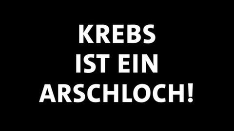 "Krebs ist ein Arschloch!" - Weiße Schrift auf schwarzem Hintergrund. Kann man das überhaupt? Kann man einen Brief an den Krebs schreiben? Hier findet Ihr vier sehr persönliche Briefe aus der SWR1 Redaktion.