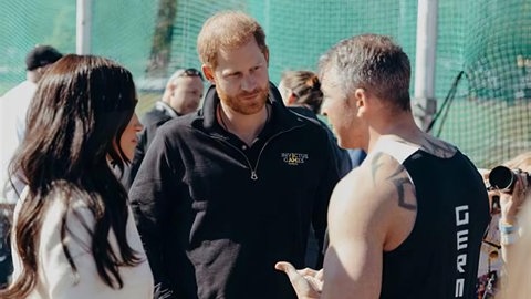 Hagen trifft bei den Invictus Games Prinz Harry und dessen Ehefrau Meghan. Sie stehen beieinander und unterhalten sich. SWR1 Neuanfang - Hagen: Weiterleben mit dem Kriegstrauma. Hagen Vockerodt aus einem Dorf bei Ehingen war als Soldat an fast allen Krisenorten dieser Welt. 1638 Tage Krieg haben ihn traumatisiert, aber nicht gebrochen. In "SWR1 Neuanfang" erzählt er offen über Einsätze, Ängste, PTBS und seine jahrelange Therapie.
