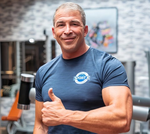 Hagen im Fitnessstudio der "Invictus Games" - er lächelt mit erhobenenem "OK"-Daumen in die Kamera. SWR1 Neuanfang - Hagen: Weiterleben mit dem Kriegstrauma. Hagen Vockerodt aus einem Dorf bei Ehingen war als Soldat an fast allen Krisenorten dieser Welt. 1638 Tage Krieg haben ihn traumatisiert, aber nicht gebrochen. In "SWR1 Neuanfang" erzählt er offen über Einsätze, Ängste, PTBS und seine jahrelange Therapie.