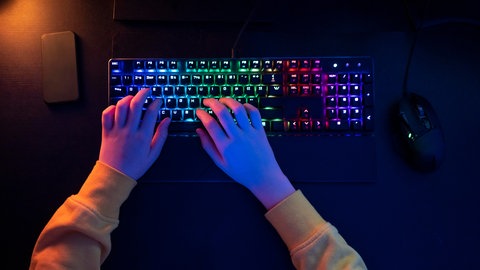 Internetsucht Kinder: Was können Eltern tun, um Kinder vor der Abhängigkeit von Handy oder Computer zu schützen?