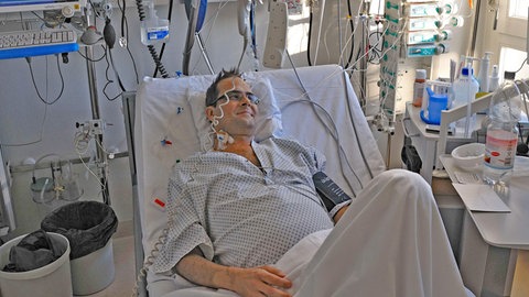 Frank kurz nach der Organ-Transplantation in der Uniklinik Heidelberg. SWR1 Neuanfang: Kris rettet mit einer Organspende ihrem Mann Frank das Leben.