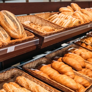 verschiedene Brotsorten in Körben 