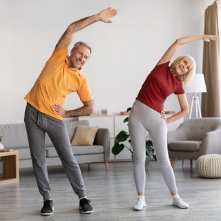 Mann und Frau machen zusammen Pilates