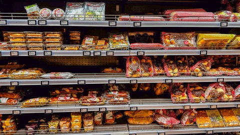 Verpackte Lebensmittel im Supermarkt