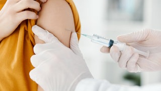 Frau wird geimpft