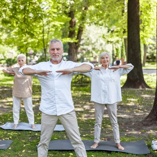 Gruppe macht Qigong-Übungen 