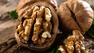 Walnüsse sind ein Superfood. Sie enthalten viele Nährstoffe und sind gesund für das Gehirn.