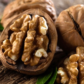 Walnüsse sind ein Superfood. Sie enthalten viele Nährstoffe und sind gesund für das Gehirn.