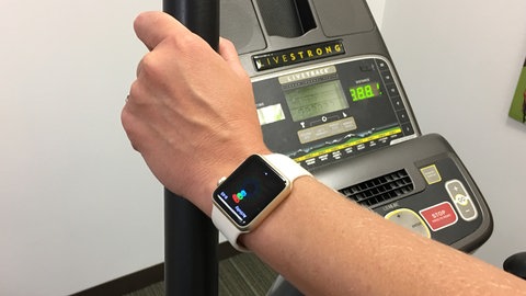 Smartwatch am Arm bei Belastungstest. Eine KI soll Herzkrankheiten erkennen.