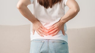 Frau hat Schmerzen im unteren Rücken