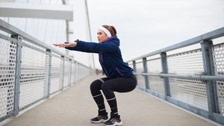 Frau macht Kniebeuge 