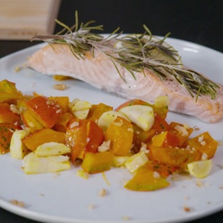 Ofenlachs auf Kürbis-Walnuss-Bett mit Rosmarin und Honig