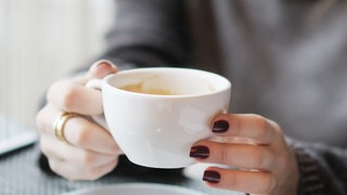 Wenn die Kaffeetasse öfter zittert und die zweite Hand zum Halten gebraucht wird, sorgt man sich: Essentieller Tremor? Wie kann man das Zittern mit Medikamenten behandeln?