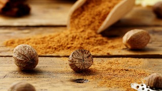 Muskatnuss und gemahlender Muskat