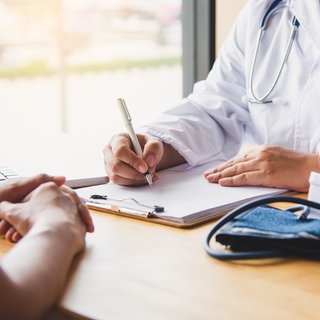 Arzt im Gespräch mit Patient