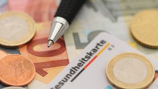 Krankenkassenkarte und Geld