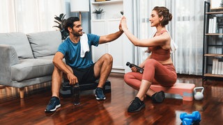 Mann und Frau machen zusammen Sport