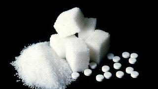 Zucker und Süßstoff: beides befindet sich in Lebensmitteln, kann den Appetit und das Risiko für Herz-Kreislauf-Erkrankungen steigern