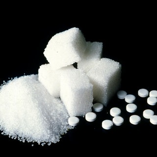 Zucker und Süßstoff: beides befindet sich in Lebensmitteln, kann den Appetit und das Risiko für Herz-Kreislauf-Erkrankungen steigern