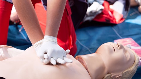 Erste Hilfe durch Herz-Druck-Massage