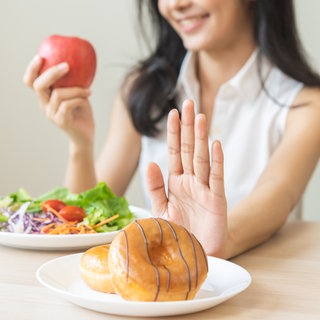 Frau Isst Apfel und Gemüse statt süßem Gebäck