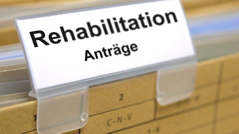 Aktenablage mit der Aufschrift "Rehabilitation – Anträge"