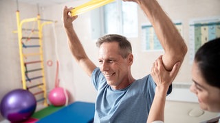 Mann bei der Physiotherapie