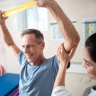 Mann bei der Physiotherapie