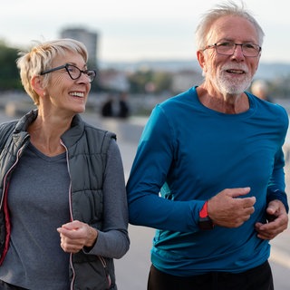 Paar läuft zusammen
