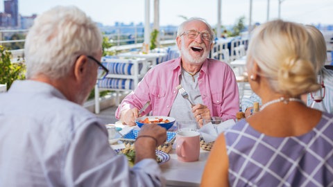 Mittagessen mit Freunden - Senioren