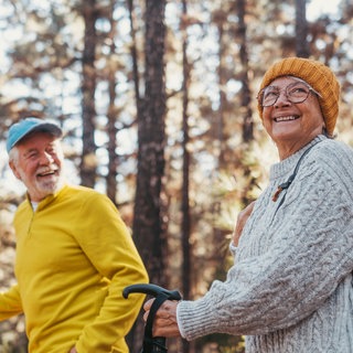 altes Eheparr beim Wandern im Wald