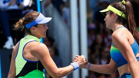 Petra Marcinko und Tatjana Maria geben sich bei den Australian Open die Hand.